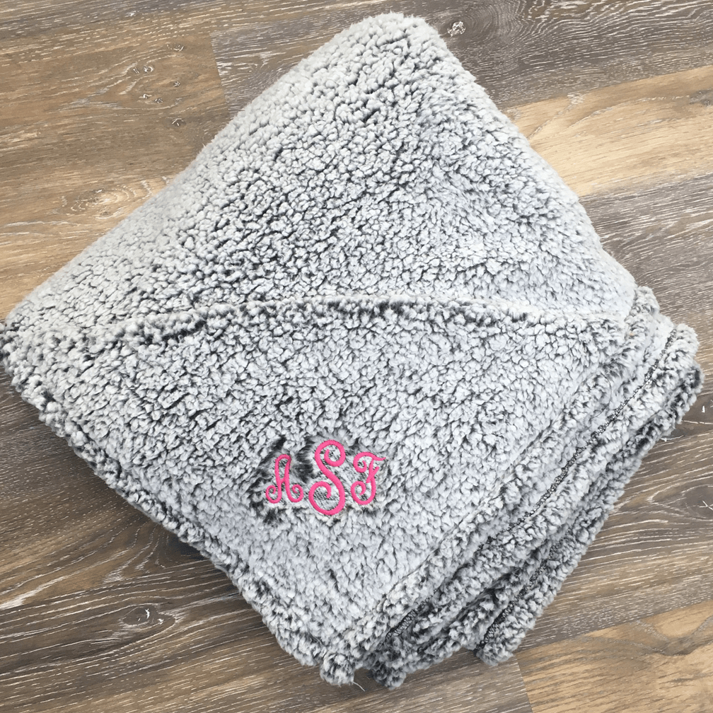 products accessories sherpa blanket embroidered monogram (1)